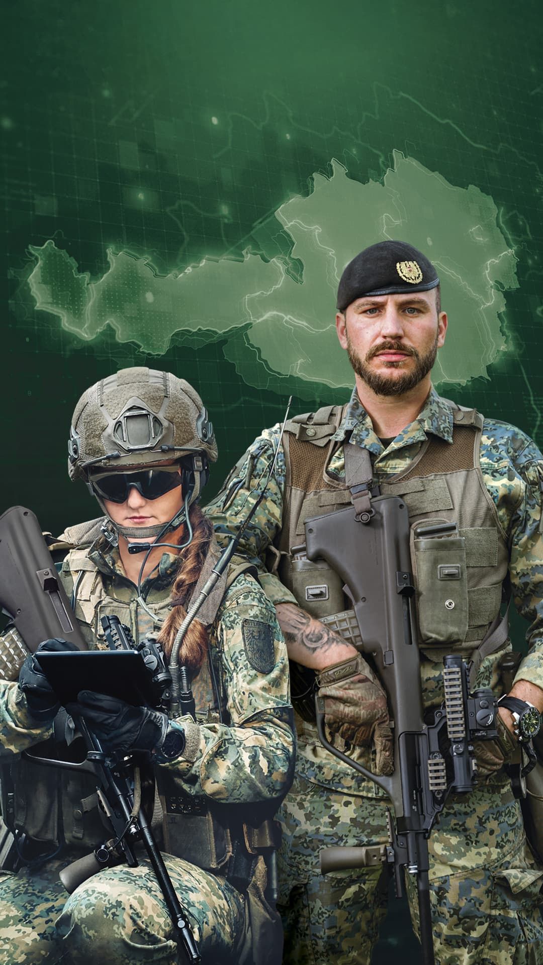 Zwei Soldaten des österreichischen Bundesheeres in Tarnuniform, einer stehend mit Gewehr, der andere kniend mit Tablet; im Hintergrund eine Drohne und eine grün leuchtende Österreich-Karte.