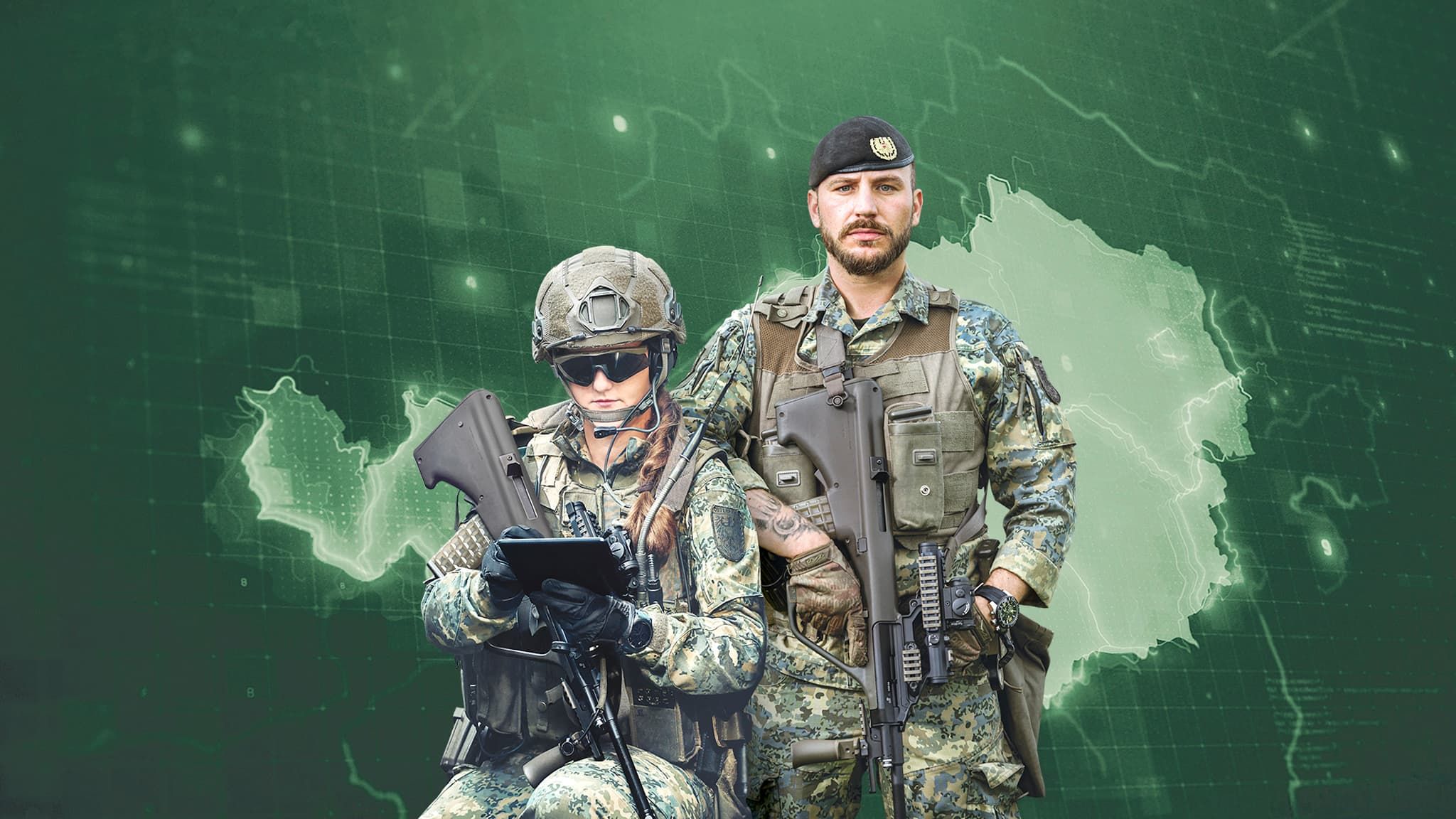Zwei Soldaten des österreichischen Bundesheeres in Tarnuniform, einer stehend mit Gewehr, der andere kniend mit Tablet; im Hintergrund eine Drohne und eine grün leuchtende Österreich-Karte.