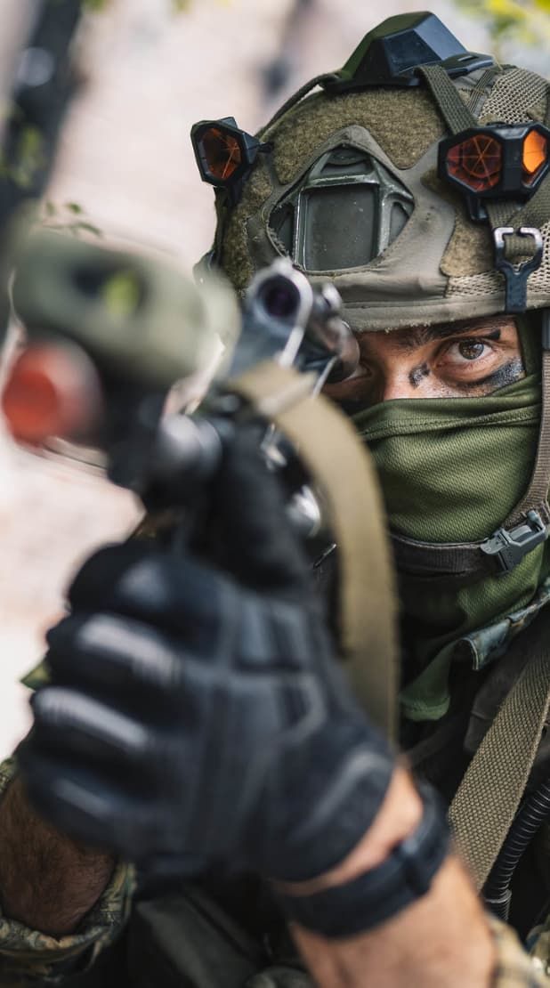 Bundesheer Soldat mit Gewehr im Gefecht