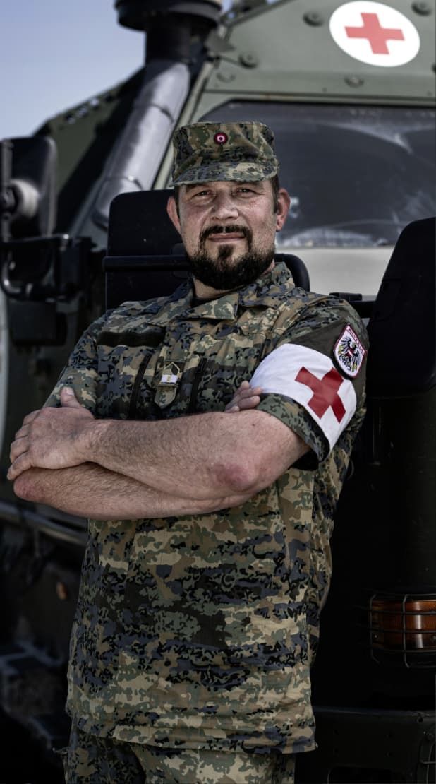 Bundesheer Sanitäterin beim Pulsmessen von einem verletzten Kameraden