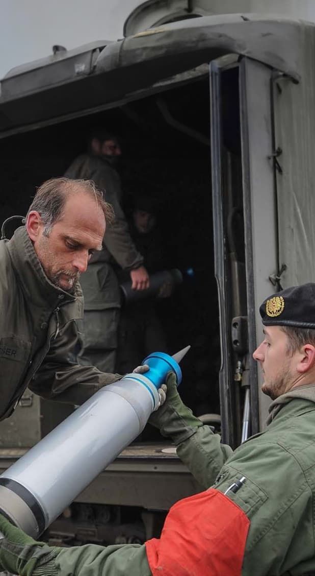 Bundesheer Soldat mit Helikopter